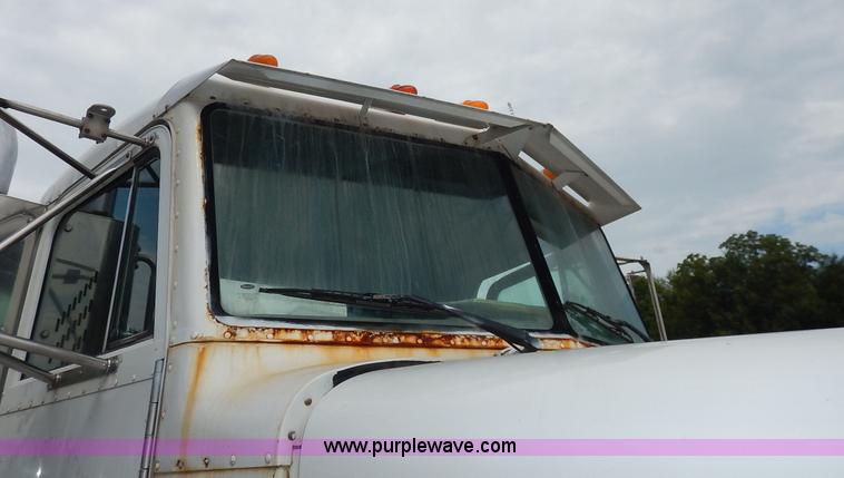 image for item K1541 1994 Peterbilt 377 truck cab and chassis