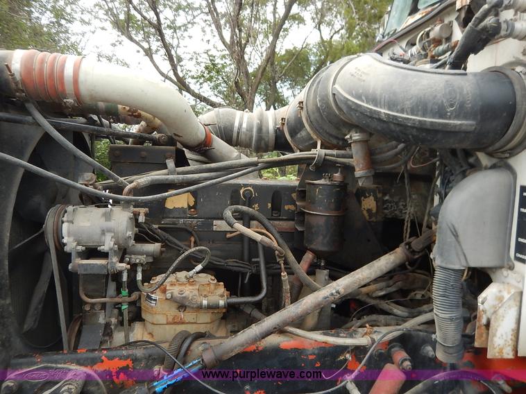 image for item K1541 1994 Peterbilt 377 truck cab and chassis