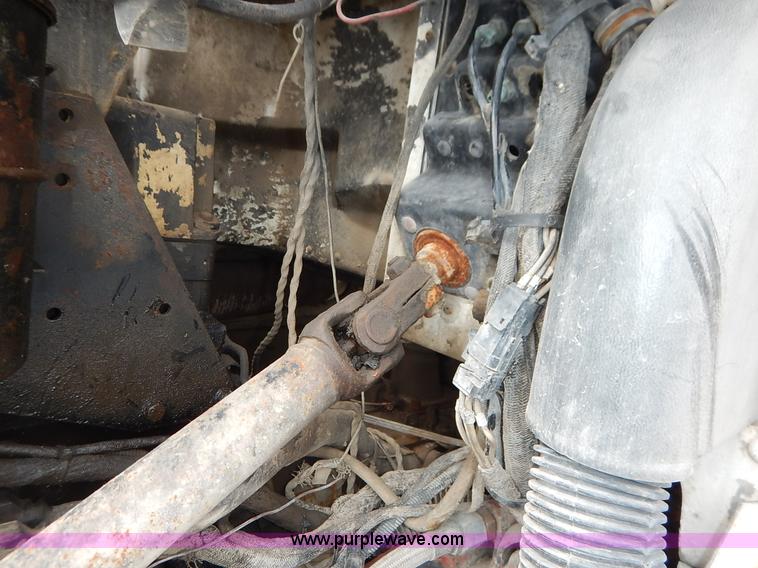 image for item K1541 1994 Peterbilt 377 truck cab and chassis