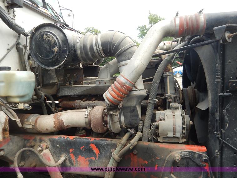 image for item K1541 1994 Peterbilt 377 truck cab and chassis