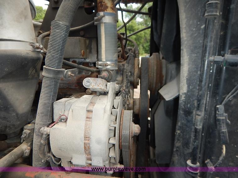 image for item K1541 1994 Peterbilt 377 truck cab and chassis