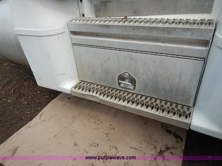 image for item K1541 1994 Peterbilt 377 truck cab and chassis