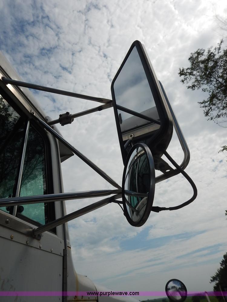 image for item K1541 1994 Peterbilt 377 truck cab and chassis