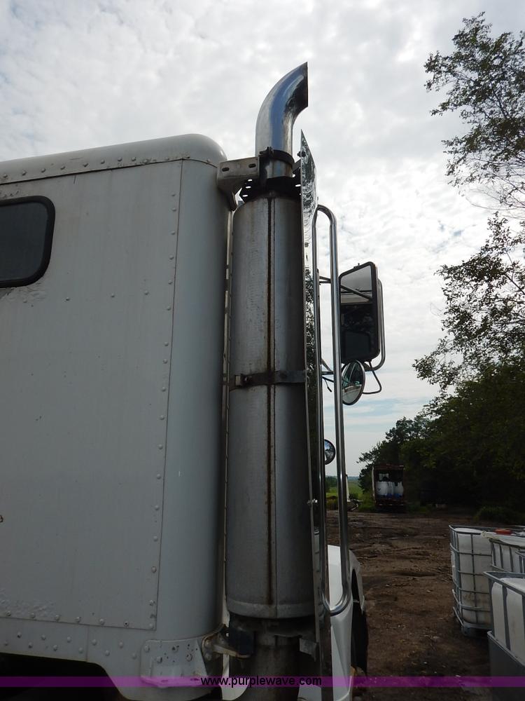 image for item K1541 1994 Peterbilt 377 truck cab and chassis