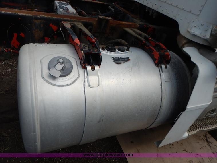 image for item K1541 1994 Peterbilt 377 truck cab and chassis