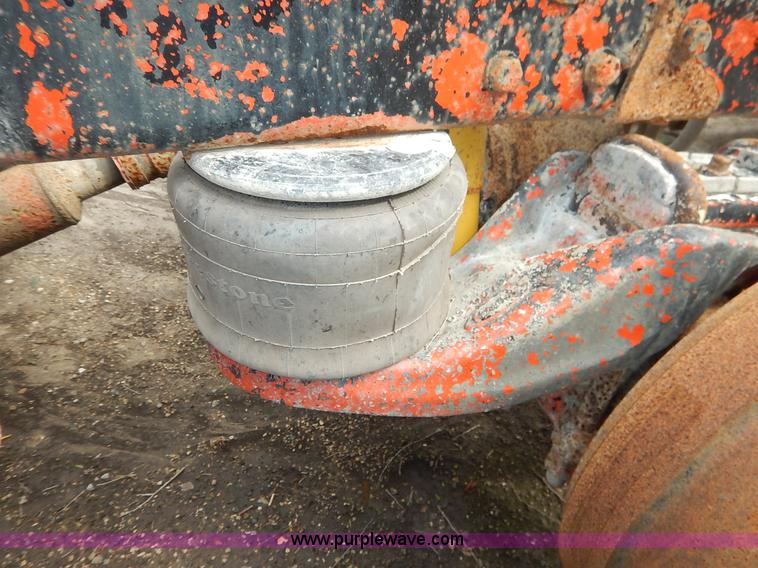 image for item K1541 1994 Peterbilt 377 truck cab and chassis