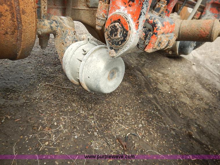 image for item K1541 1994 Peterbilt 377 truck cab and chassis