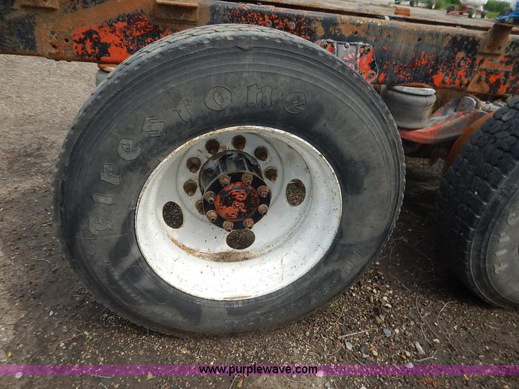 image for item K1541 1994 Peterbilt 377 truck cab and chassis