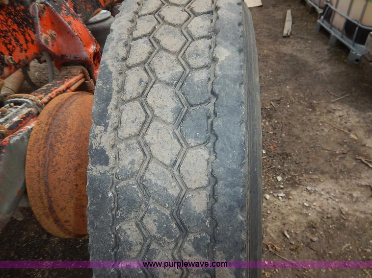 image for item K1541 1994 Peterbilt 377 truck cab and chassis