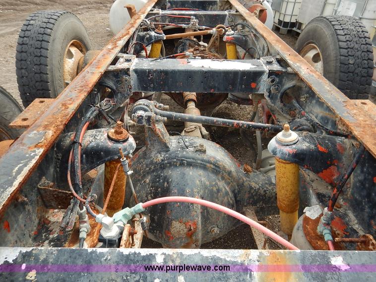 image for item K1541 1994 Peterbilt 377 truck cab and chassis