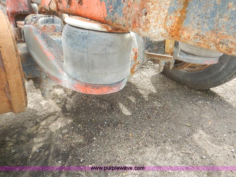 image for item K1541 1994 Peterbilt 377 truck cab and chassis