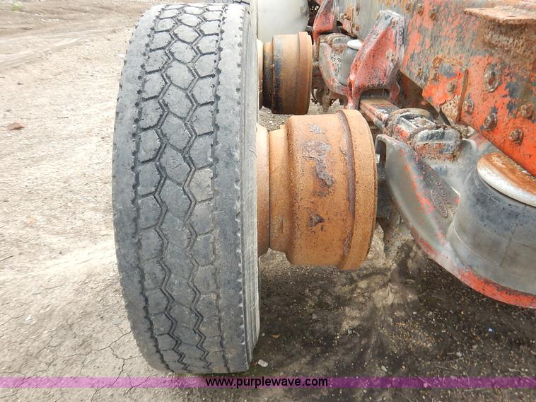 image for item K1541 1994 Peterbilt 377 truck cab and chassis