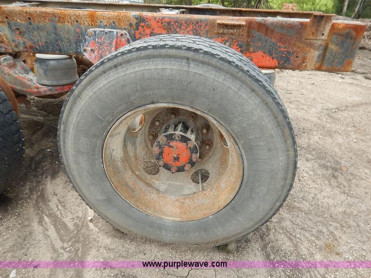 image for item K1541 1994 Peterbilt 377 truck cab and chassis