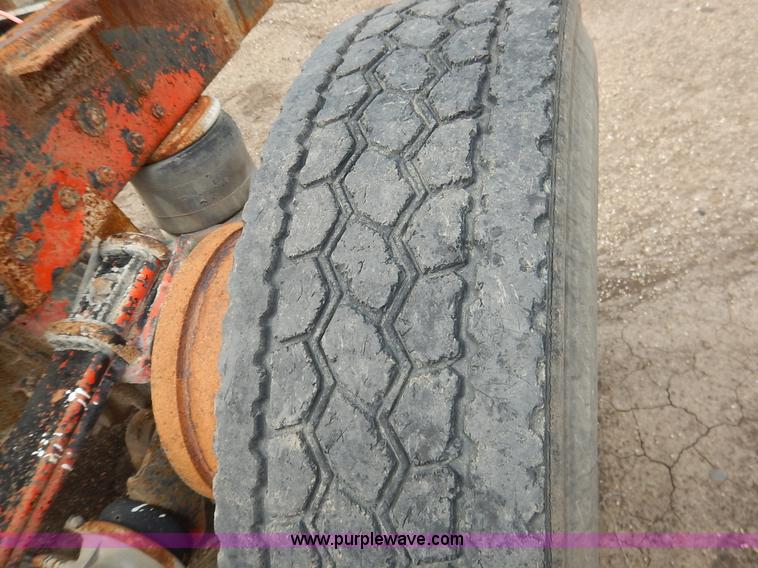 image for item K1541 1994 Peterbilt 377 truck cab and chassis