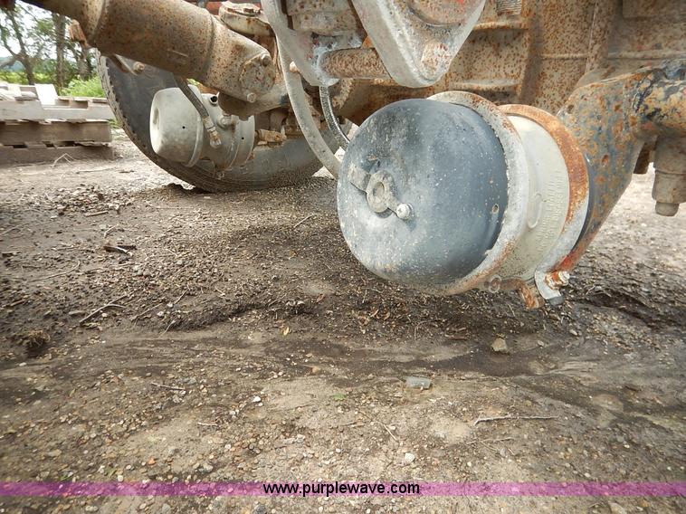 image for item K1541 1994 Peterbilt 377 truck cab and chassis