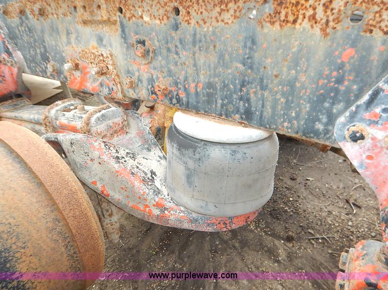 image for item K1541 1994 Peterbilt 377 truck cab and chassis