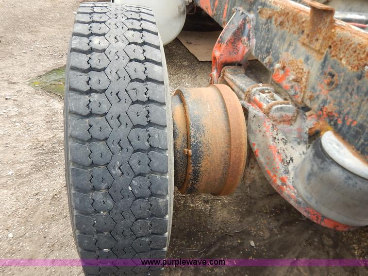 image for item K1541 1994 Peterbilt 377 truck cab and chassis