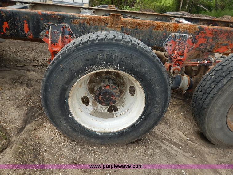 image for item K1541 1994 Peterbilt 377 truck cab and chassis