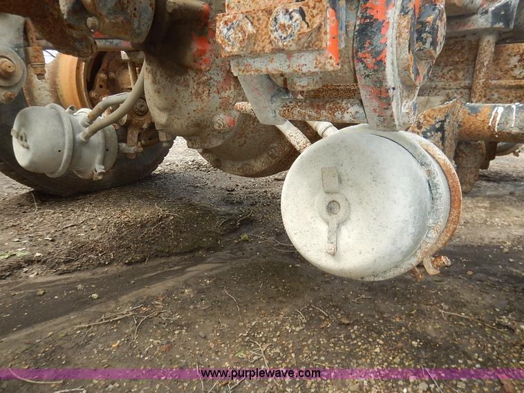 image for item K1541 1994 Peterbilt 377 truck cab and chassis