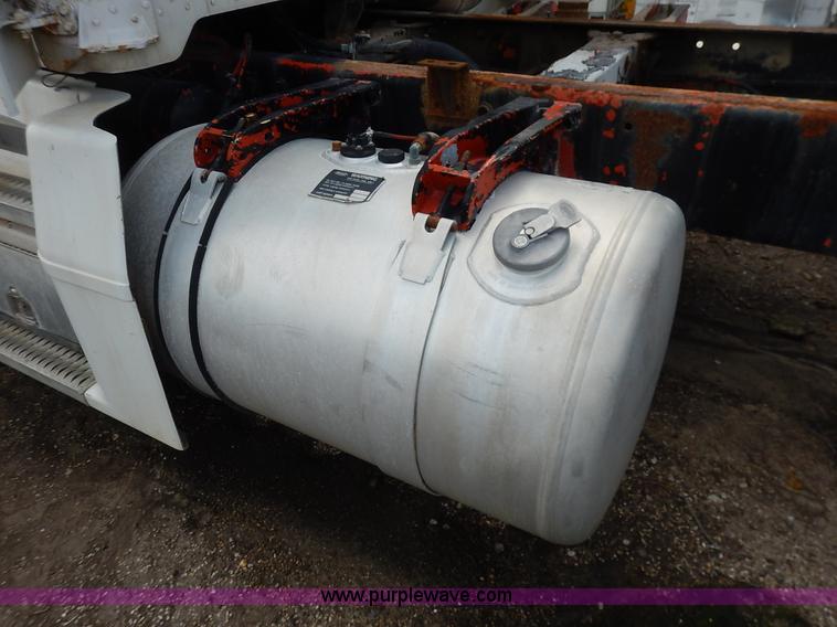 image for item K1541 1994 Peterbilt 377 truck cab and chassis