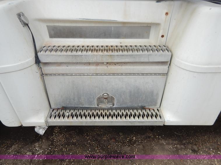 image for item K1541 1994 Peterbilt 377 truck cab and chassis