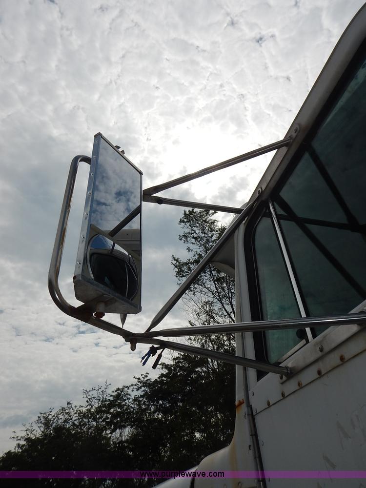 image for item K1541 1994 Peterbilt 377 truck cab and chassis