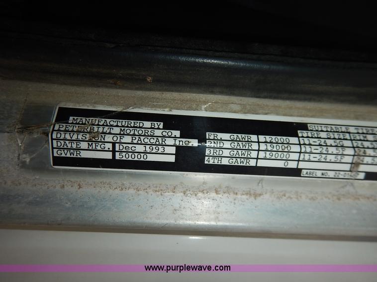 image for item K1541 1994 Peterbilt 377 truck cab and chassis