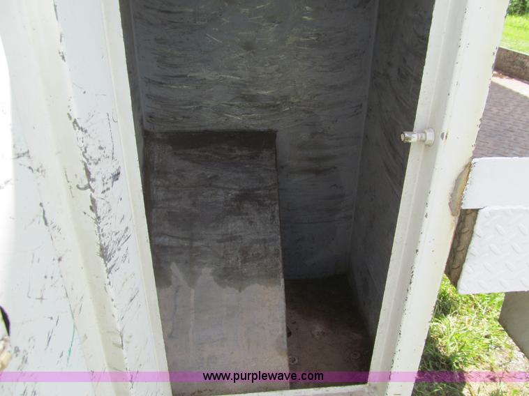 image for item K5738 1997 International 4700 bucket truck