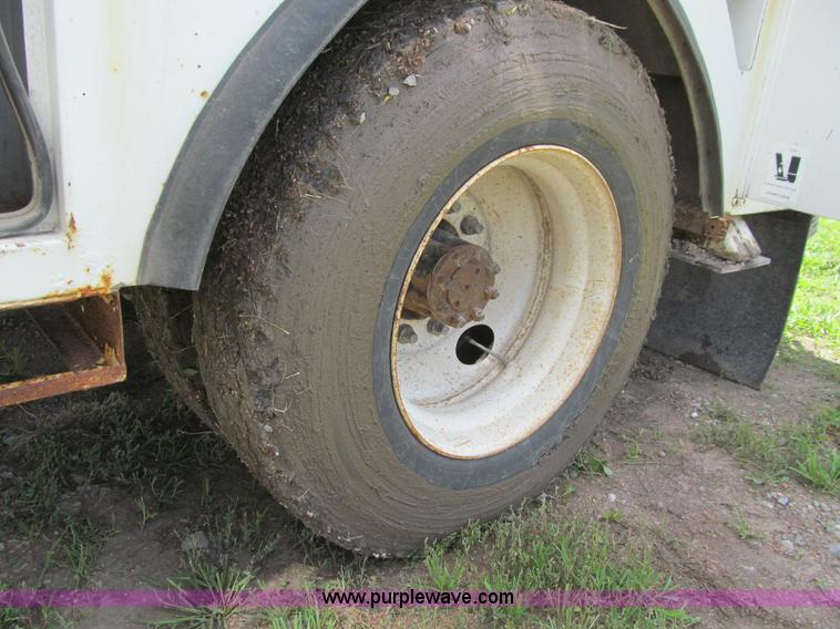 image for item K5738 1997 International 4700 bucket truck