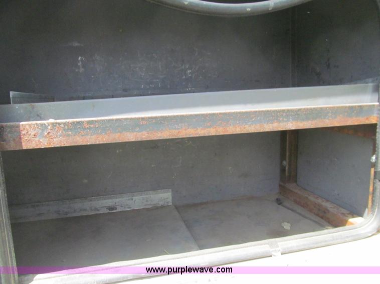 image for item K5738 1997 International 4700 bucket truck