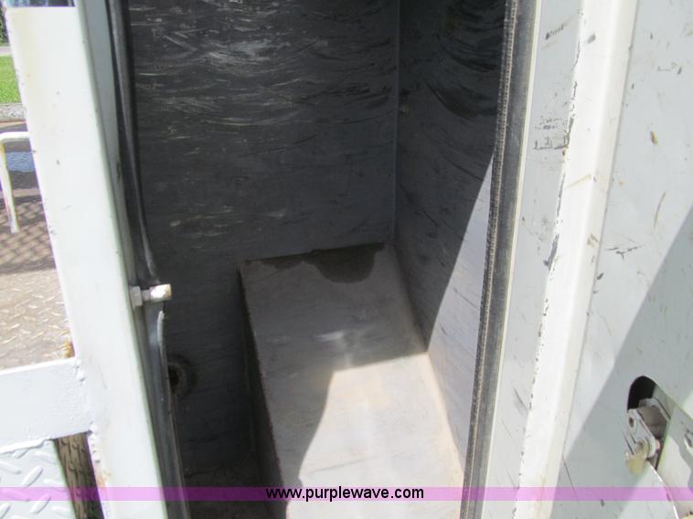 image for item K5738 1997 International 4700 bucket truck