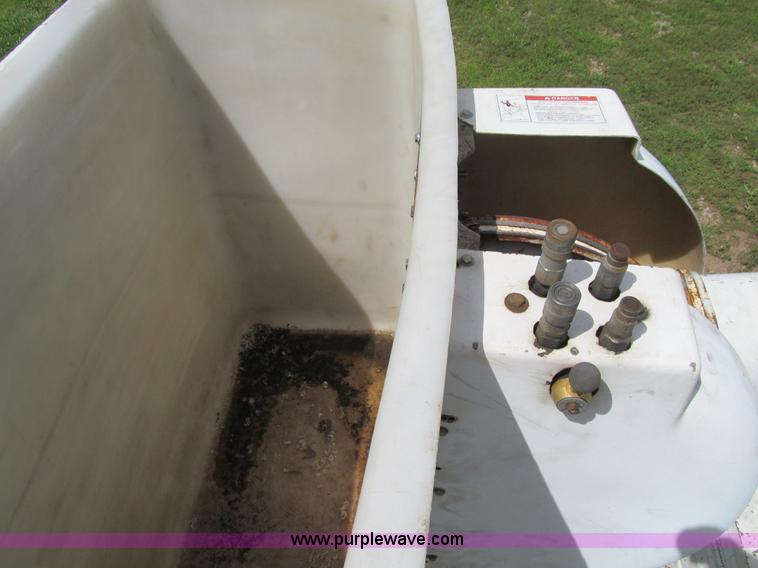 image for item K5738 1997 International 4700 bucket truck