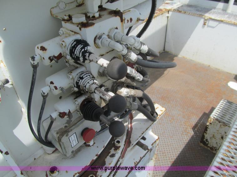 image for item K5738 1997 International 4700 bucket truck