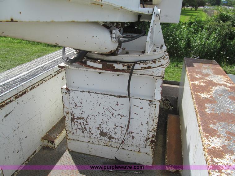 image for item K5738 1997 International 4700 bucket truck