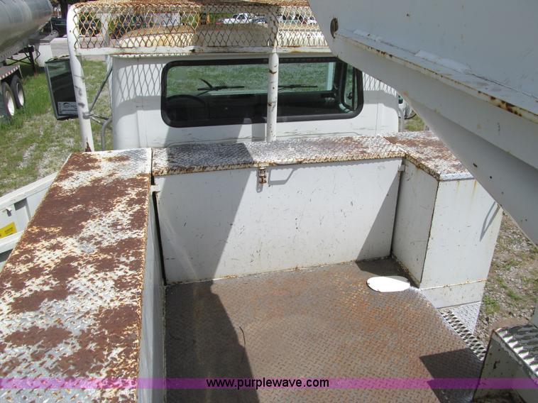 image for item K5738 1997 International 4700 bucket truck