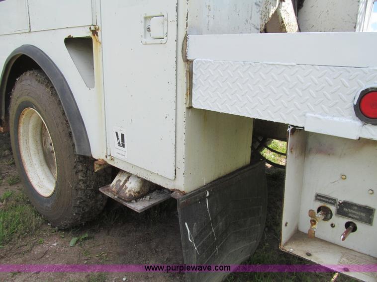 image for item K5738 1997 International 4700 bucket truck
