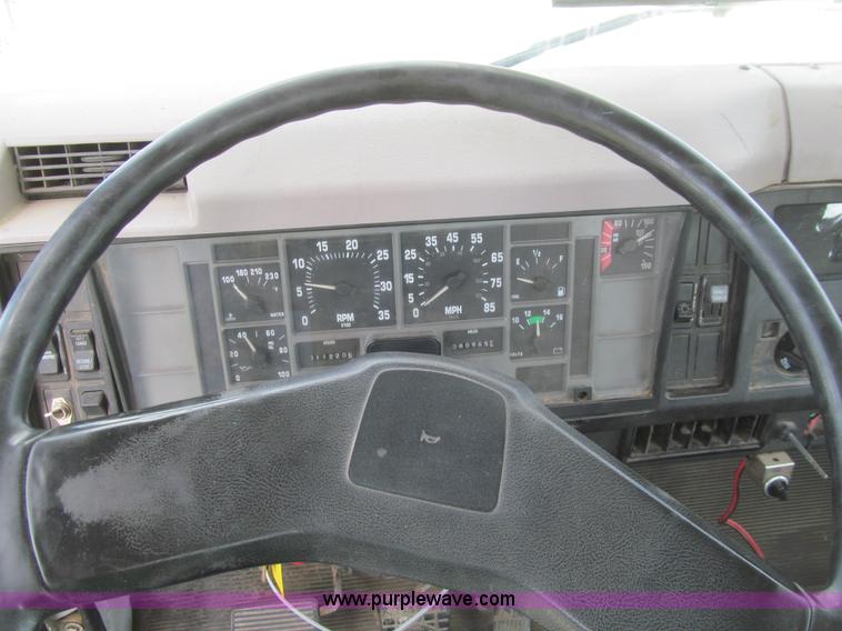 image for item K5738 1997 International 4700 bucket truck