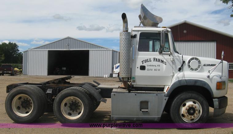 image for item K8717 1997 Ford LTA9000 AeroMax 106 semi truck