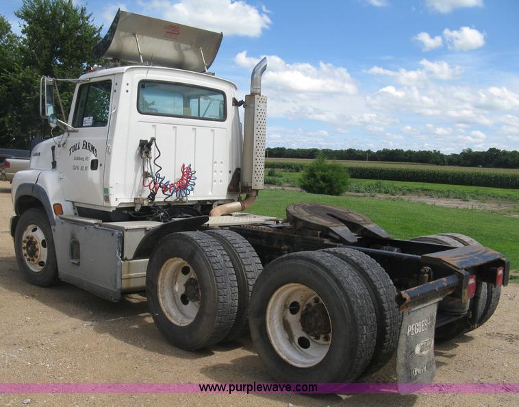 image for item K8717 1997 Ford LTA9000 AeroMax 106 semi truck