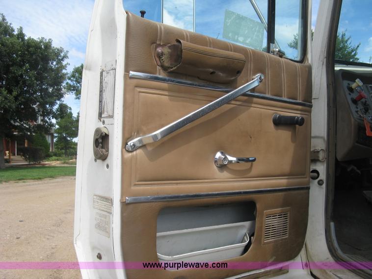 image for item K8717 1997 Ford LTA9000 AeroMax 106 semi truck