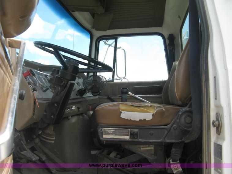 image for item K8717 1997 Ford LTA9000 AeroMax 106 semi truck