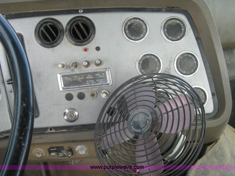 image for item K8717 1997 Ford LTA9000 AeroMax 106 semi truck