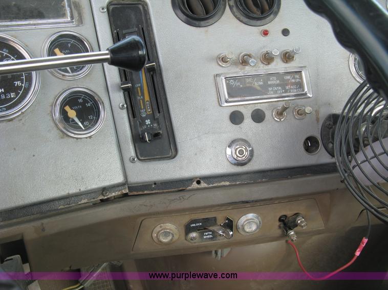 image for item K8717 1997 Ford LTA9000 AeroMax 106 semi truck