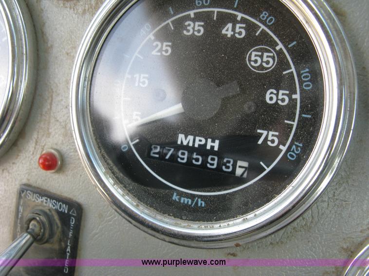 image for item K8717 1997 Ford LTA9000 AeroMax 106 semi truck