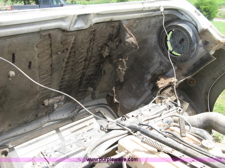 image for item K8717 1997 Ford LTA9000 AeroMax 106 semi truck