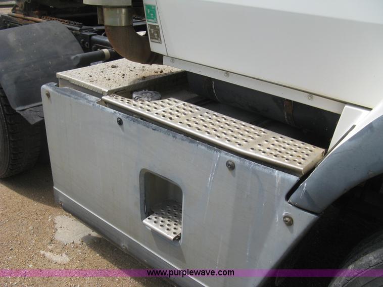 image for item K8717 1997 Ford LTA9000 AeroMax 106 semi truck