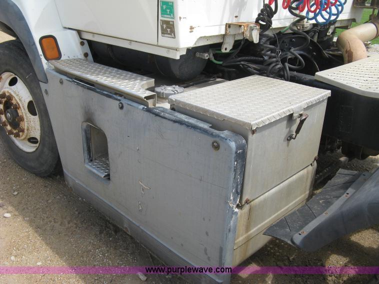 image for item K8717 1997 Ford LTA9000 AeroMax 106 semi truck