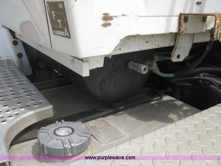 image for item K8717 1997 Ford LTA9000 AeroMax 106 semi truck