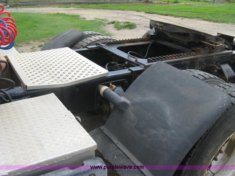 image for item K8717 1997 Ford LTA9000 AeroMax 106 semi truck