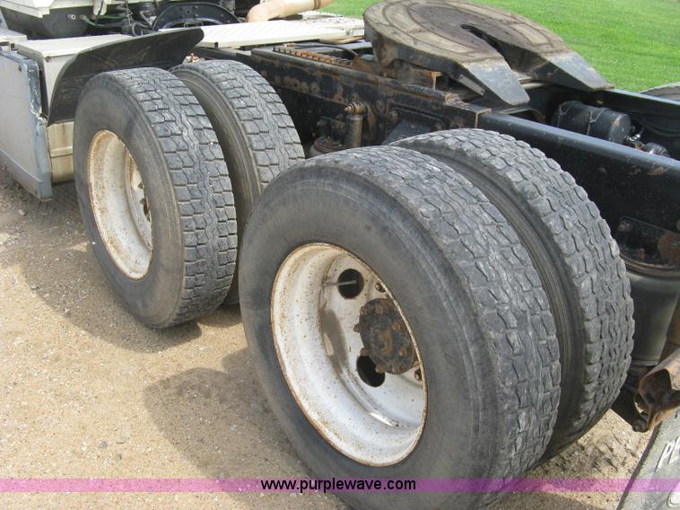 image for item K8717 1997 Ford LTA9000 AeroMax 106 semi truck